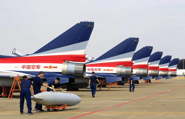 中国人民解放军 空军巴伊特技飞行队 战斗机抵达珠海金湾机场 即将在 举行第十二届中国国际航空航天展览会 也称为2018年中国航空展 — 图库照片