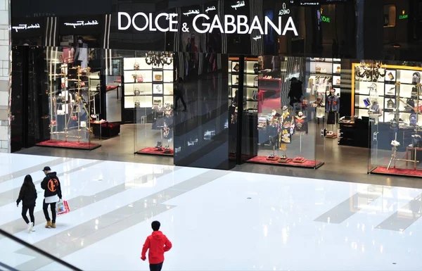 Pelanggan Berjalan Melewati Toko Butik Dolce Gabbana Sebuah Pusat Perbelanjaan — Stok Foto