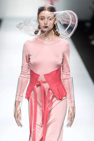 Mannequin Présente Une Nouvelle Création Défilé Mode Minnanhui Lors Fashion — Photo