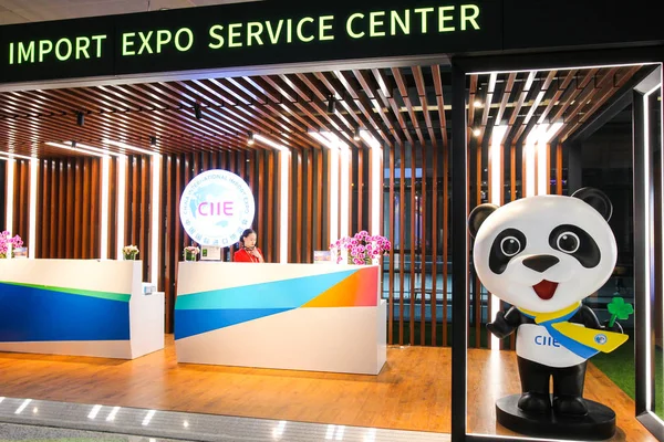 Una Anfitriona China Trabaja China International Import Expo Service Center —  Fotos de Stock