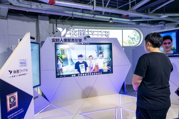 Människor Besöker Montern Kinesiska Teknikföretag Yitu Healthcare 2018 Artificiell Intelligens — Stockfoto
