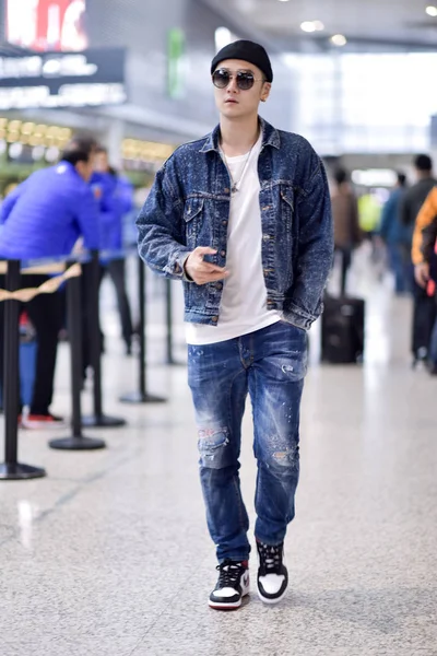 Actor Chino Jiang Jinfu Llega Aeropuerto Internacional Shanghai Hongqiao Antes —  Fotos de Stock