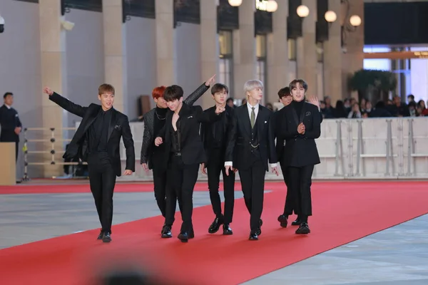 Члены Южнокорейской Бойз Группы Monsta Позируют Прибывают Красную Дорожку Церемонию — стоковое фото