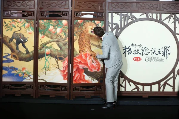英国演员埃迪 雷德梅恩出席2018年10月28日在中国北京举行的电影 神奇野兽 格林德尔瓦尔德的罪行 的新闻发布会 — 图库照片