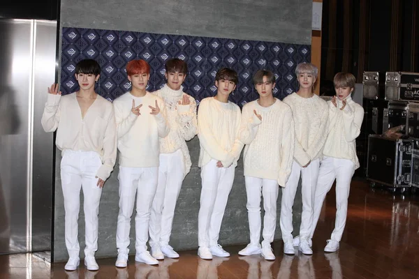 Les Membres Boys Group Sud Coréen Monsta Arrivent Pour Épisode — Photo