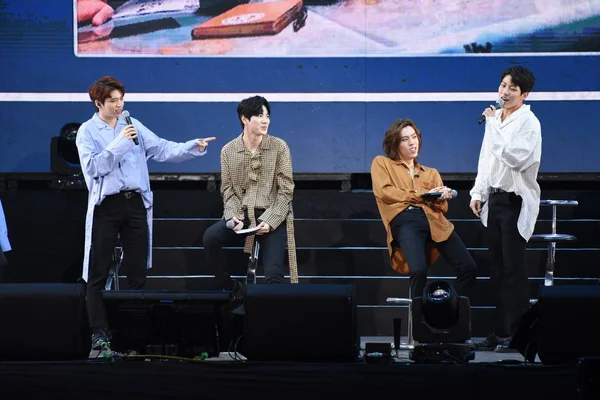 Miembros Del Grupo Infantil Surcoreano Infinite Interactúan Con Los Fans — Foto de Stock