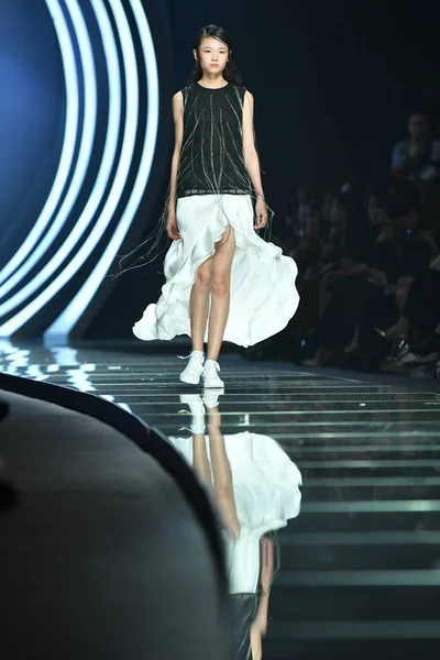Model Displays New Creation Fashion Show Vii China Fashion Week — Stock Photo, Image