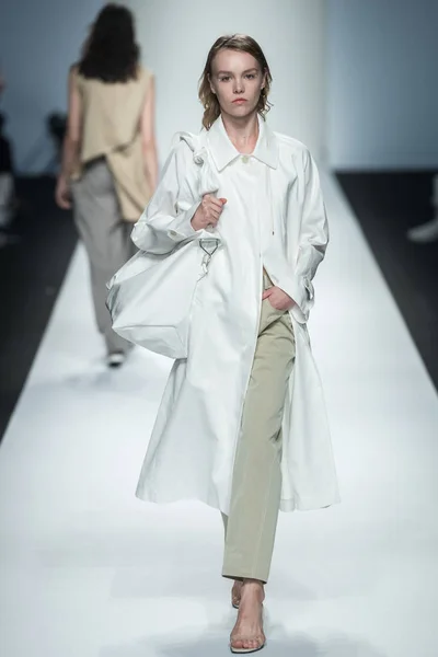 Een Model Toont Een Nieuwe Creatie Fashion Show Van Roderic — Stockfoto