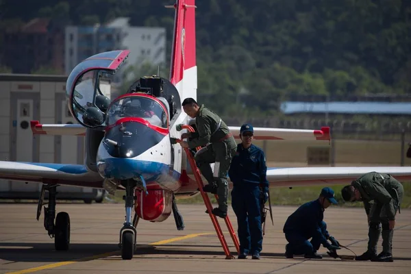 特技飞行队的中国 飞机飞行员 意思是中国解放军空军的红鹰 在第十二届中国国际航空航天展览会 也被称为 表演前摆姿势 — 图库照片