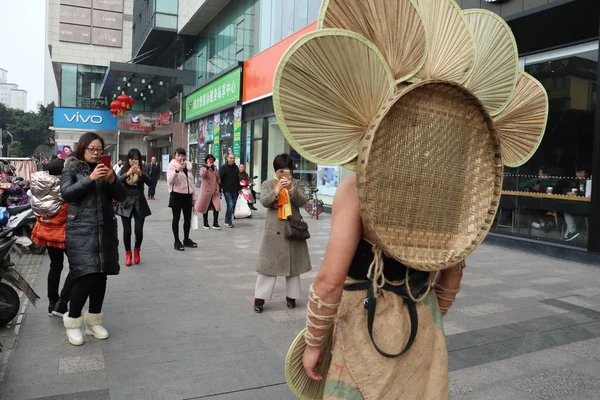 Летний Китаец Доу Сяоган Одевается Свою Самодельную Экологически Чистую Одежду — стоковое фото