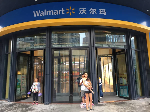 Pejalan Kaki Melewati Supermarket Walmart Kota Wuhan Provinsi Hubei Tiongkok — Stok Foto