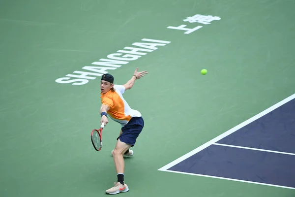 カナダのデニス Shapovalov ジョージアのニコロス Basilashvili にショットを返します男子シングルスの彼らの最初のラウンドの試合で 2018 上海でロレックス上海マスターズ 2018 テニスのトーナメント中に — ストック写真