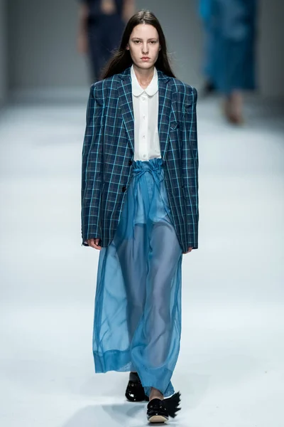 モデルは 2018 上海に上海ロンドンファッションウィークの春 2019年中 Douchanglee のファッションショーで新しい創造を表示します — ストック写真