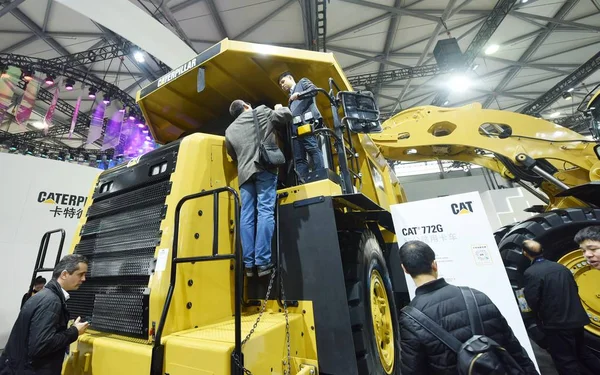 Emberek Látogatása Stand Caterpillar Alatt Nemzetközi Vásár Építőipari Gépek Építőanyag — Stock Fotó