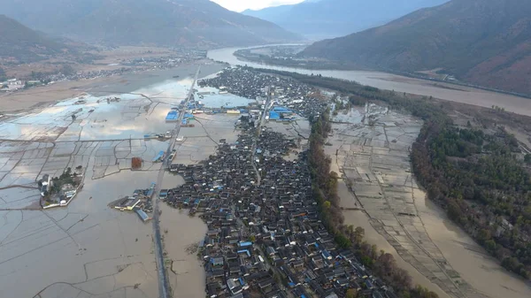 Жилые Здания Затопляются Водой После Поступления Большого Количества Воды Озера — стоковое фото