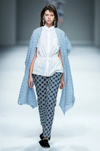 Modell Visar Skapelse Modevisning Douchanglee Den Shanghai Fashion Week Vår — Stockfoto