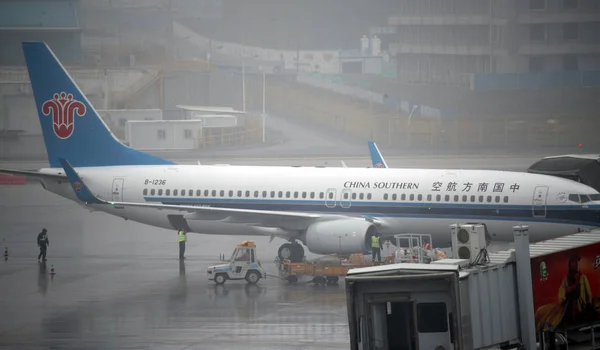 Ein Düsenflugzeug Der Südchinesischen Fluggesellschaften Steht Dichten Nebel Auf Dem — Stockfoto
