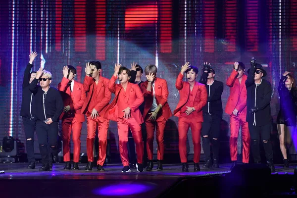 Miembros Boy Band Surcoreana Shinhwa Tocan Durante Concierto Gira Del —  Fotos de Stock