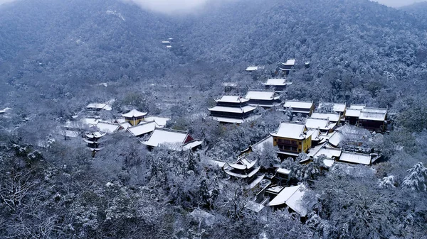 2018 日中国東部の浙江省杭州市の雪後西湖の風光明媚なスポットで蛋白質の寺の空撮 — ストック写真