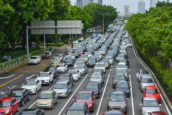 深圳市 中国南部の広東省 2015 日に交通渋滞の道路で車の塊がゆっくりと移動します — ストック写真