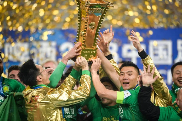 Spelare Beijing Sinobo Guoan Håll Pokalen Att Fira Efter Att — Stockfoto