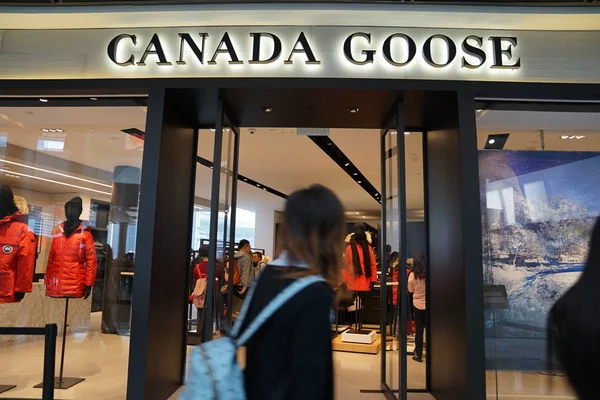 Seorang Pelanggan Berjalan Melewati Sebuah Toko Butik Milik Canada Goose — Stok Foto