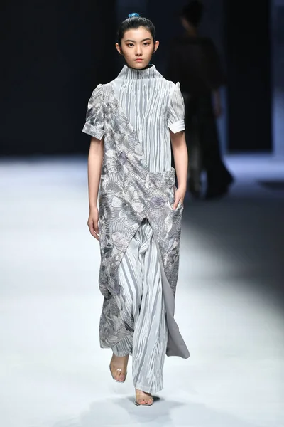 Model Displays New Creation Fashion Show Deng Zhaoping China Fashion — Zdjęcie stockowe