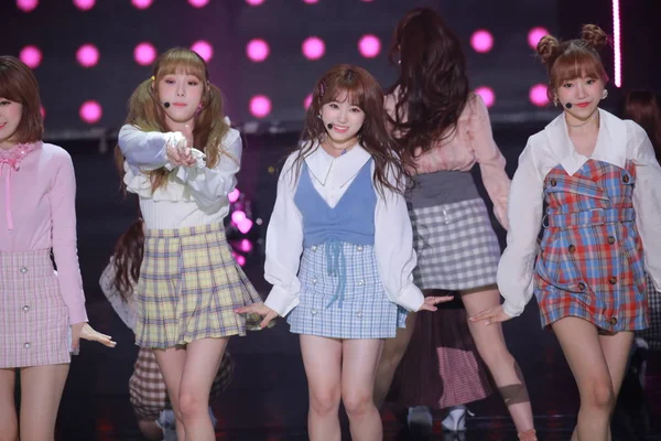 Members South Korean Girl Group Izone Stylized One Perform Filming — Stock Photo, Image