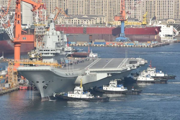 China Eerste Binnenland Gebouwde Vliegdekschip Het Type 001A Arriveert Scheepswerf — Stockfoto