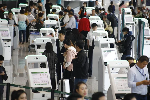 Los Pasajeros Utilizan Máquinas Autoservicio Terminal Del Aeropuerto Internacional Shanghai — Foto de Stock