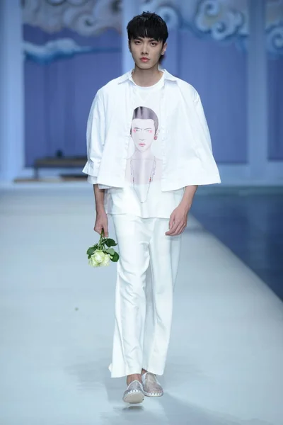 Modell Visar Skapelse Modevisning Snövit Feng Sansan Den Kina Fashion — Stockfoto