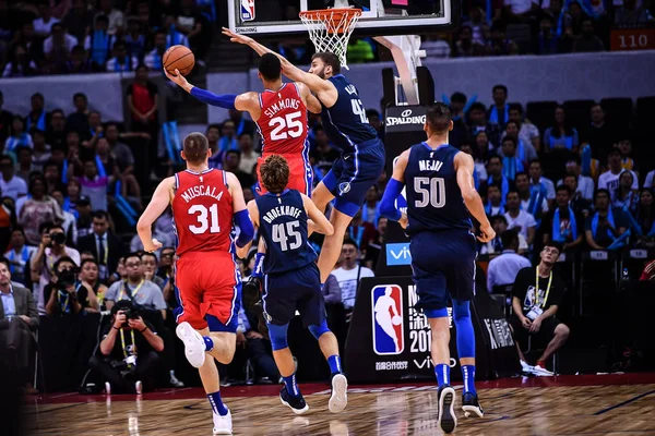 Ben Simmons Philadelphia 76Ers Horní Vlevo Zpochybňuje Maxi Kleber Dallas — Stock fotografie