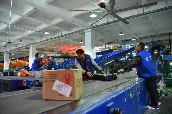 Trabajadores Chinos Ocupan Paquetes Mayoría Los Cuales Están Preparados Para — Foto de Stock