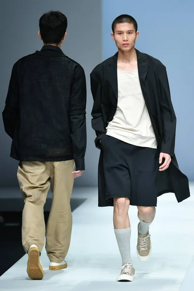 Model Wyświetla Nowe Stworzenie Pokaz Mody Hanscool Przez Qian Podczas — Zdjęcie stockowe