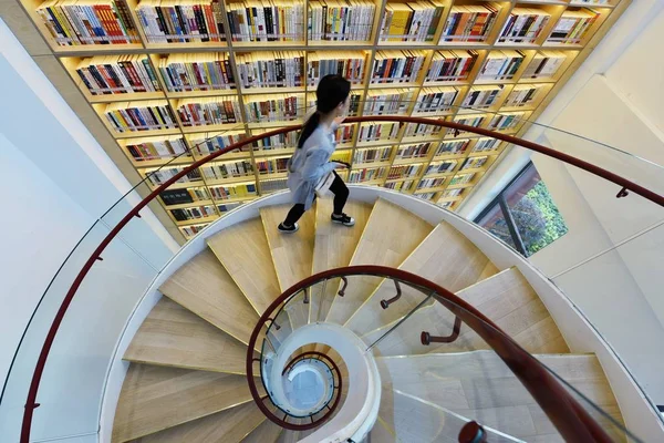 Посетитель Идет Винтовой Лестнице Недавно Открытой Библиотеке Netease Snail Library — стоковое фото