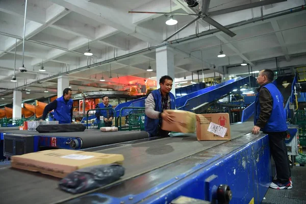 Pekerja Cina Berurusan Dengan Bidang Tanah Yang Sebagian Besar Disiapkan — Stok Foto