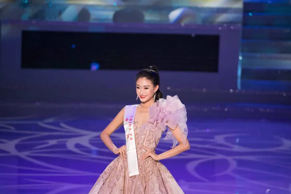 2018年12月8日 中国小姐毛佩瑞在海南省三亚市举行的2018年世界小姐选美决赛中表演 — 图库照片