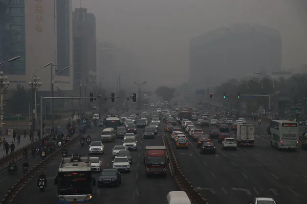 Voitures Conduisent Sur Une Route Dans Smog Lourd Dans Cbd — Photo