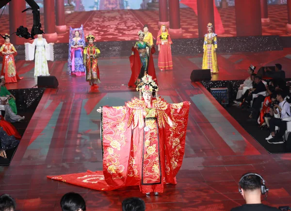 Kasım 2018 Bayan Globe Pekin Çin Evli Kadınlar Için Bir — Stok fotoğraf