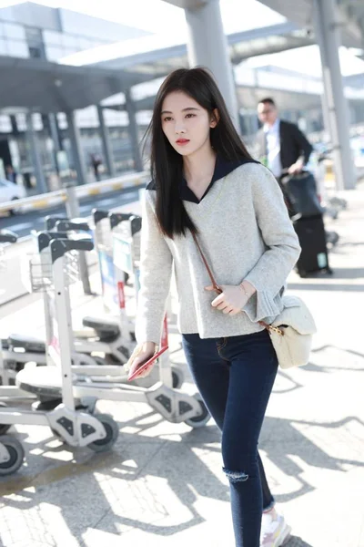 Cantante Attrice Cinese Jingyi Arriva All Aeroporto Internazionale Shanghai Hongqiao — Foto Stock