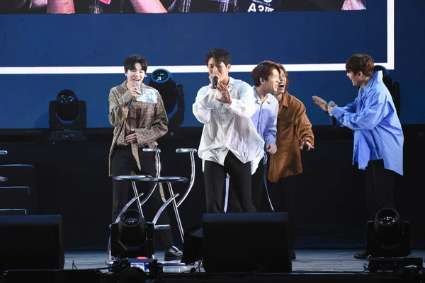 Membrii Grupului Sud Coreean Băieți Infinite Interacționează Fanii Timpul Întâlnirii — Fotografie, imagine de stoc