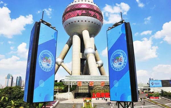 2018年10月11日 在中国上海浦东陆家嘴金融区东方明珠电视塔前 可以看到中国国际进口博览会 Ciie 的招牌 — 图库照片