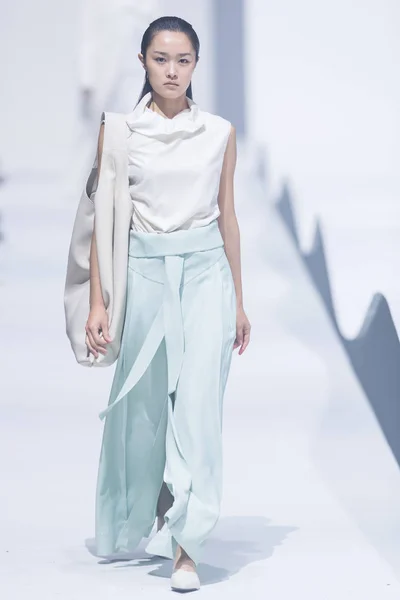 Model Displays New Creation Fashion Show Imm Shanghai Fashion Week — ストック写真