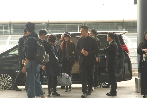 日本歌手久子古多出发前于2018年10月17日在中国香港香港国际机场合影 — 图库照片