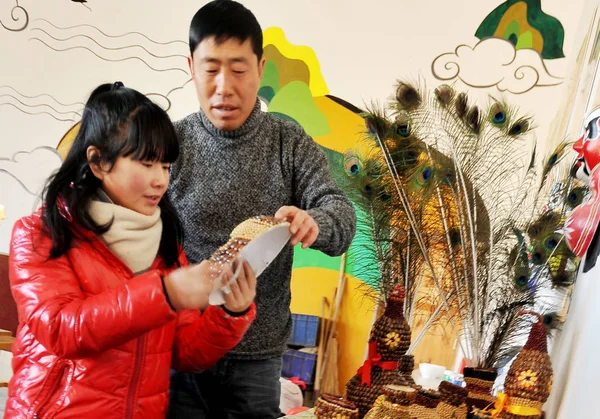 Китайский Фермер Сунь Сяодун Представляет Пекинской Опере Маски Бобов Злаков — стоковое фото