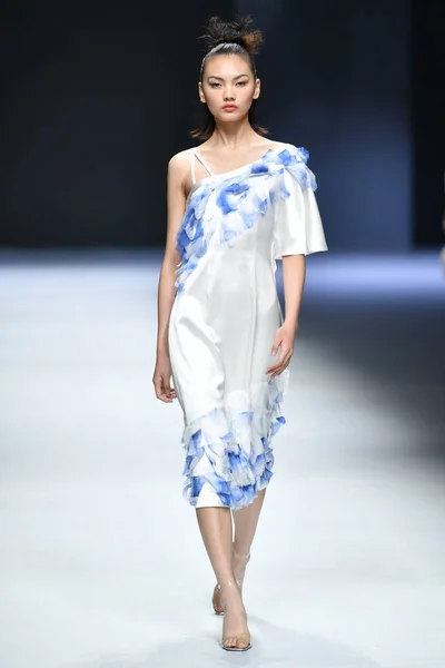 Modelo Exibe Uma Nova Criação Desfile Moda Por Deng Zhaoping — Fotografia de Stock