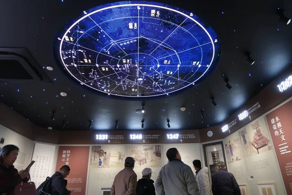人訪問郭守敬の記念博物館 中国の天文学者および元王朝 西城区 中国の科学者 2018 — ストック写真
