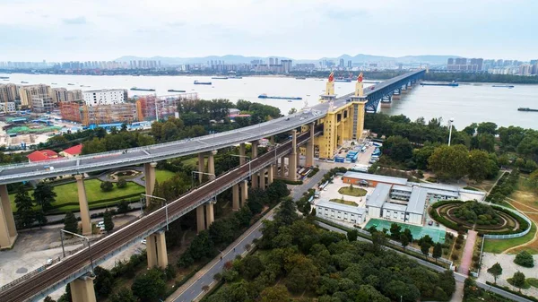 改装工事を 2018 日中国東部の江蘇省南京市に南京揚子江橋の メートル高いブリッジヘッドの航空写真 — ストック写真
