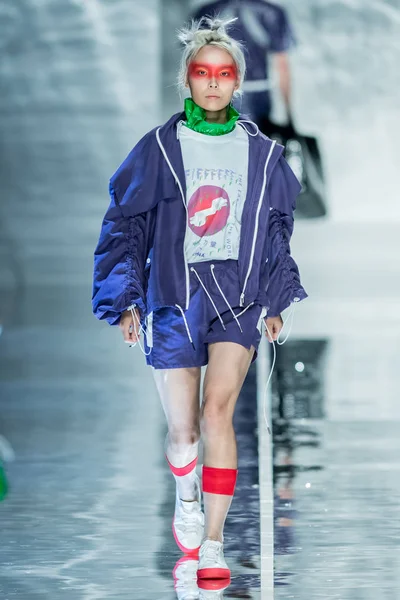 モデルは 2018 上海に上海ロンドンファッションウィークの春 2019年中 Ffffff のファッションショーで新しい創造を表示します — ストック写真