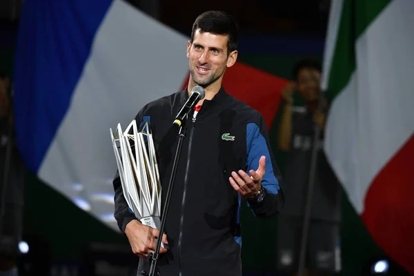 Novak Djokovic Serbia Con Trofeo Campeón Habla Después Derrotar Borna — Foto de Stock